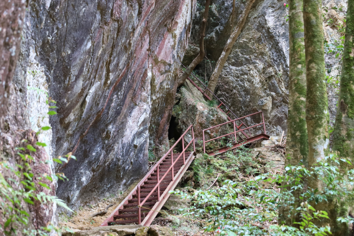岩の中へ続く階段