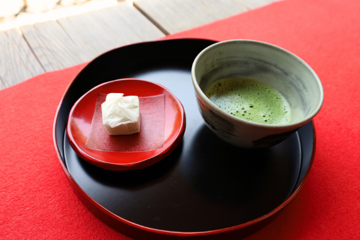 湖東三山の名水「十王村の名水」でたてたお抹茶と地元の銘菓