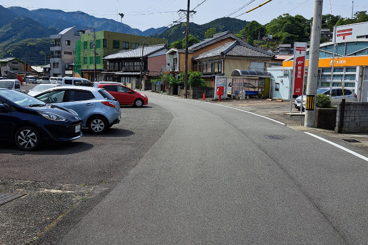 路地を出た道路