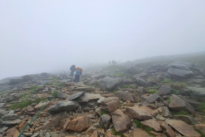 濃霧の登山道