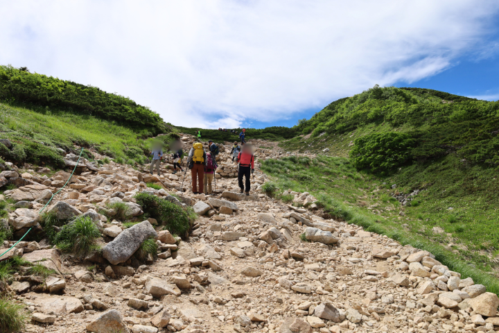 森林限界を超えた登山道