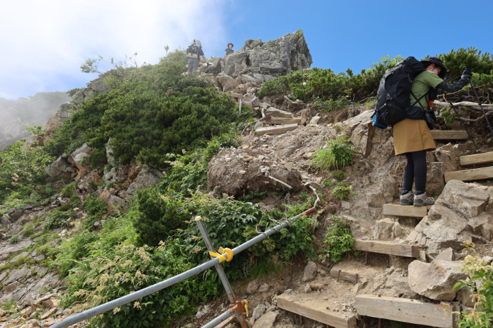 急な登山道