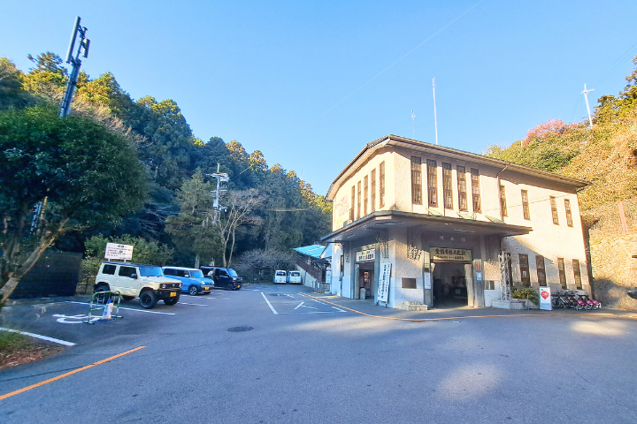 ケーブル坂本駅と駐車場