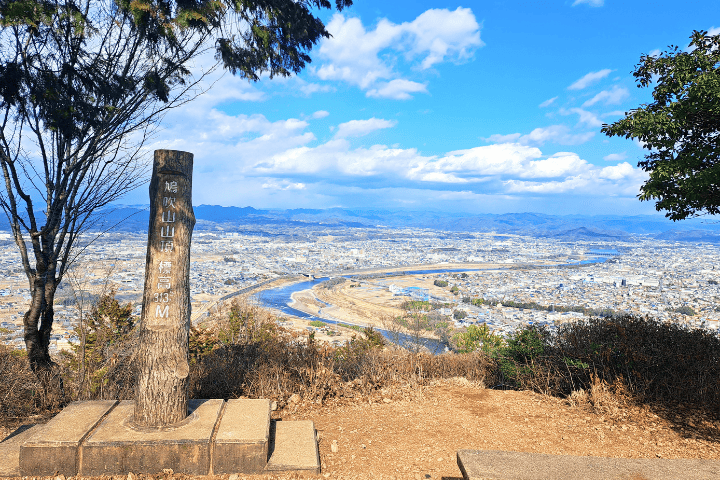 鳩吹山の山頂