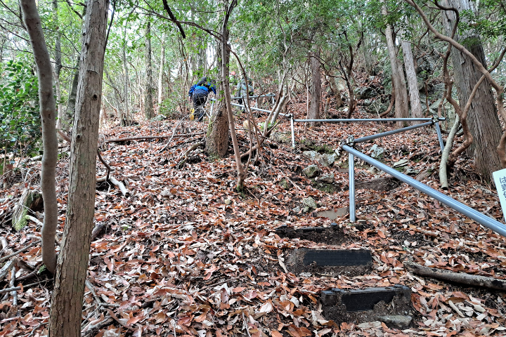 山頂手前の急な坂