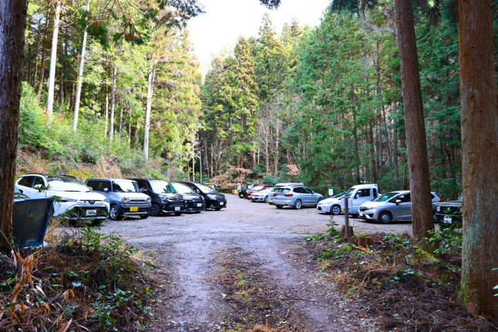 誕生山登山口駐車場