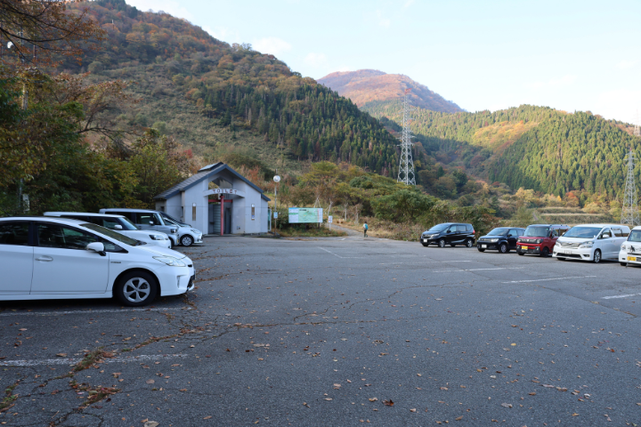 勝原と登山口の駐車場