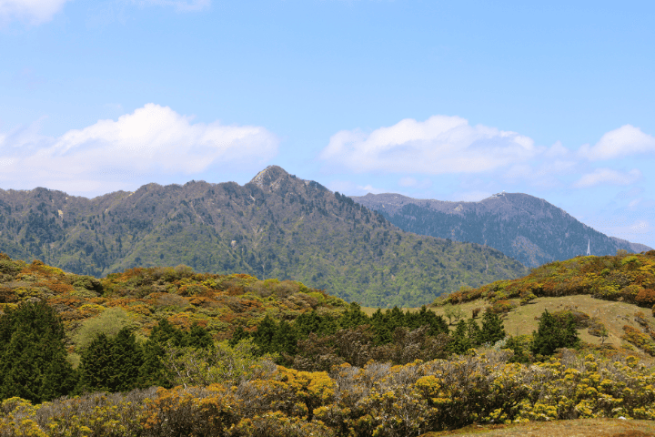 山頂からは鎌ヶ岳と御在所岳