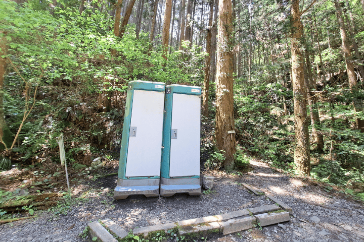 納古山第2駐車場にある仮設型トイレ