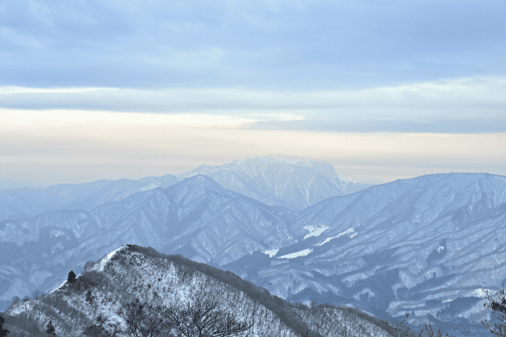 山頂から望む伊吹山