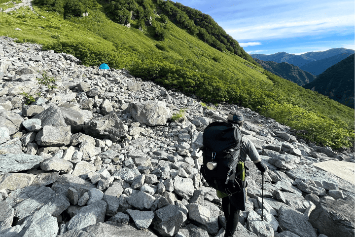 テント泊用ザックを背負って登山