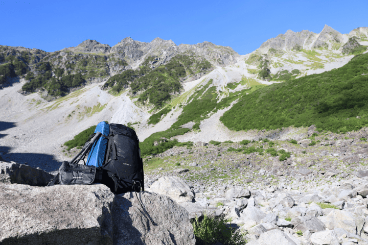 登山ザックと涸沢カールの景色