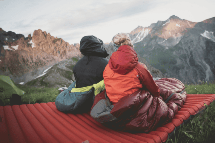 山間部でシュラフ(寝袋)を使用している様子