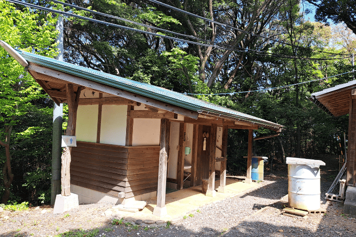 東谷山展望台近くの山頂トイレ
