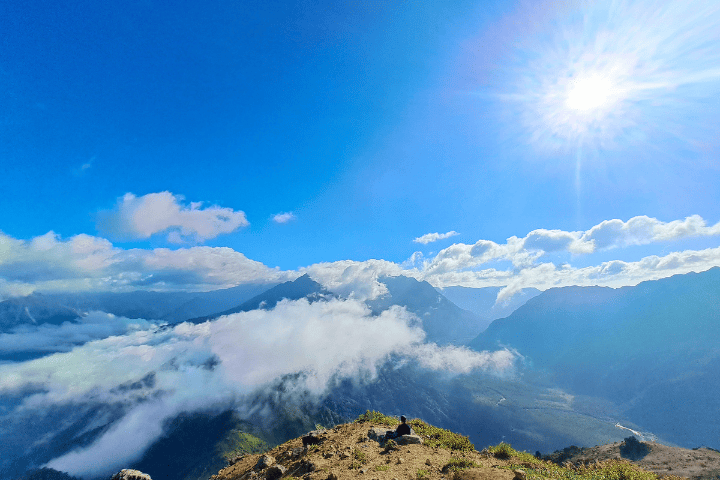 眼下に広がる雲海と輝く太陽、焼岳山頂からの絶景