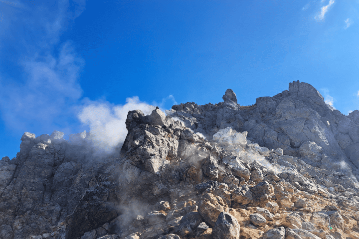 焼岳の山頂付近の岩場から噴き出す白い火山ガス