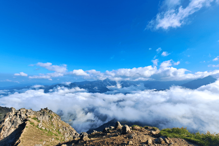 雲海の上に浮かぶ北アルプスの山々、焼岳山頂からの眺め