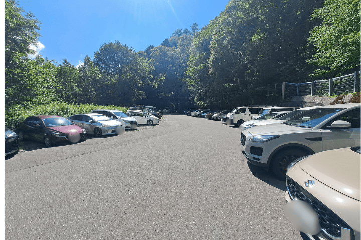新中の湯登山口周辺の路肩に並ぶ登山者の車