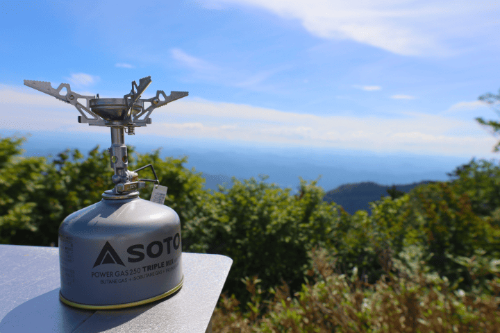 SOTOウインドマスターSOD-311GSとパワーガス250（SOD-725T）を山の風景の中で使用