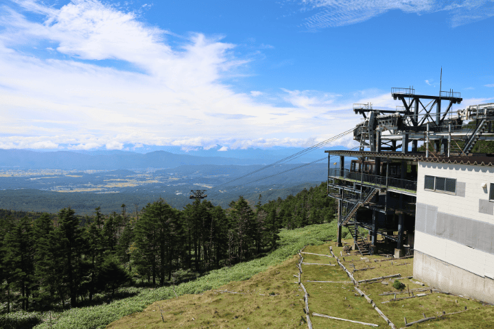 北八ヶ岳ロープウェイ山頂駅と、眼下に広がる麓の街並みと山並み