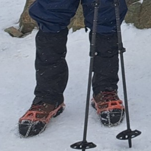 モンベルのチェーンスパイクを付けた登山靴