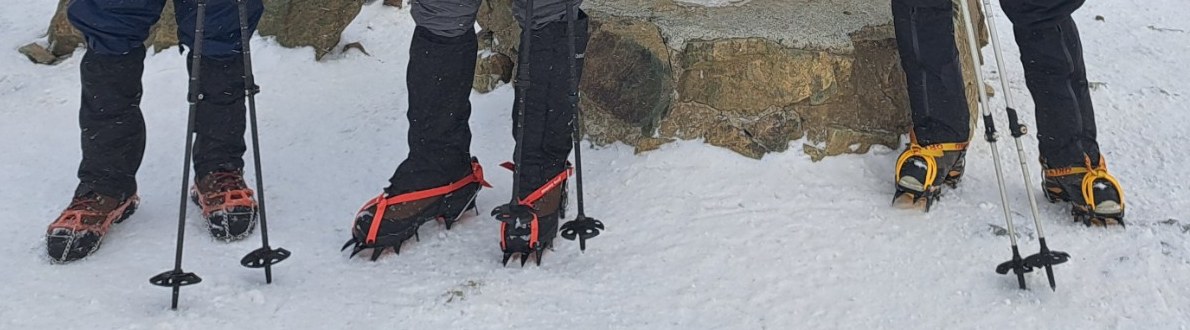 入笠山の山頂でのチェーンスパイクと12本爪アイゼンの足元